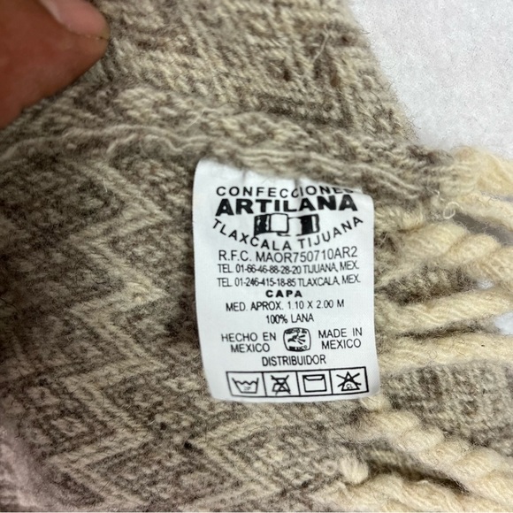 CONFECCIONES ARTILANA 100%Wool Poncho Cape Fringed Hem and Tie Neckline - Picture 13 of 16